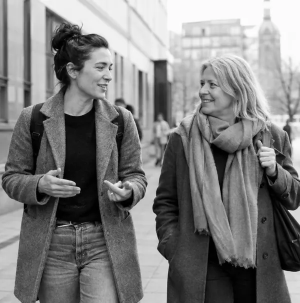 Zwei Frauen sprechen auf dem Weg durch die Stadt
