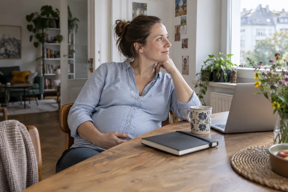 Eine werdende Mutter macht eine Pause