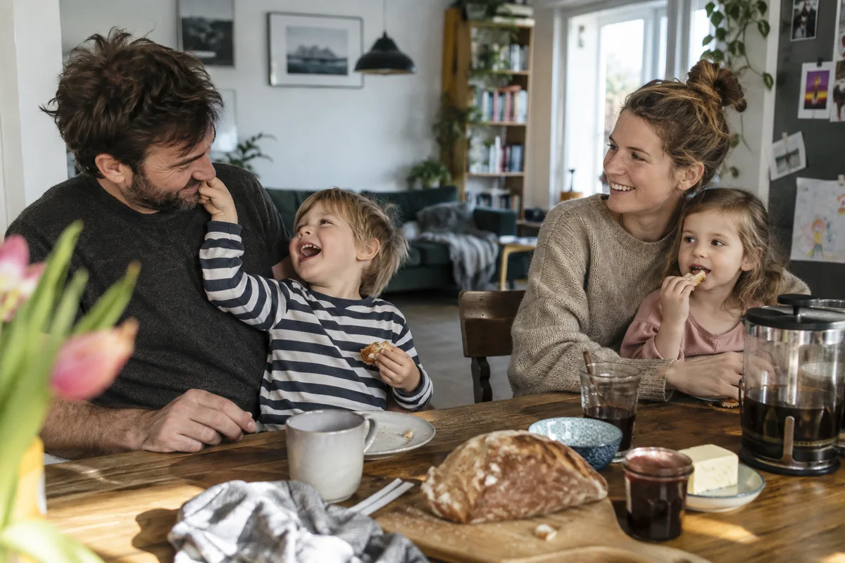 Familie gemeinsam am Tisch